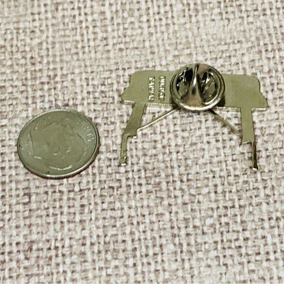 VTG Dunlop Silver Black Enamel Keyboard Pin - Picture 2 of 3